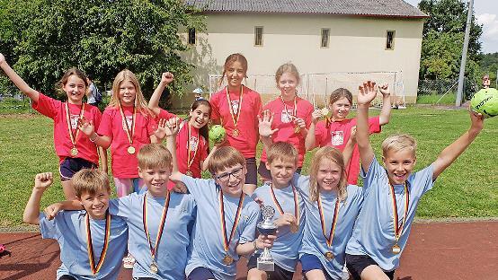 Bei den Mädchen siegte die Mannschaft der Sinnberg-Grundschule Bad Kissingen (hinten), bei den Jungs die Mannschaft der Grundschule Langendorf.       -  Bei den Mädchen siegte die Mannschaft der Sinnberg-Grundschule Bad Kissingen (hinten), bei den Jungs die Mannschaft der Grundschule Langendorf.