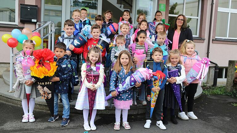 Erster Schultag an der Grundschule in Gerolzhofen und Grundschule Am Zabelstein in Sulzheim. Im Bild: 22 Kinder der Klasse 1a an der Grundschule Gerolzhofen mit ihrer Klassenlehrerin Christina Westerhausen