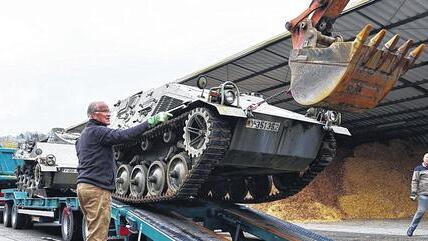 Ganz vorsichtig: Mit Hilfe eines Baggers wird einer der beiden Hotchkiss SPz vom Tieflader gezogen. Die Schützenpanzer werden von den Freunden der Garnison Mellrichstadt über den Winter wieder so weit hergestellt, dass sie im Dokumentationszentrum &bdquo;Kalter Krieg&ldquo; als Ausstellungsstücke dienen können.