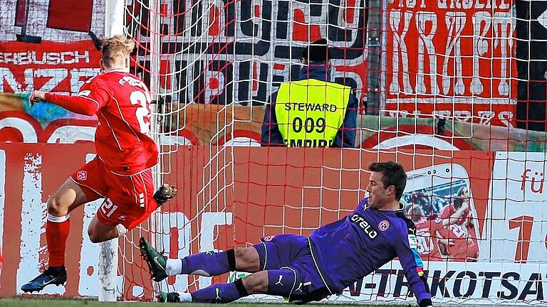 Fussball, 2. Bundesliga, FC Würzburger Kickers - Fortuna Düsseldorf       -  Vieldiskutierte Szene: Kickers-Akteur Tobias Schröck legt den Ball mit der Hacke an Fortuna-Torhüter Michael Rensing vorbei. Schiedsrichter Florian Heft (Neuenkirchen) pfiff Abseits.