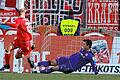 Fussball, 2. Bundesliga, FC Würzburger Kickers - Fortuna Düsseldorf       -  Vieldiskutierte Szene: Kickers-Akteur Tobias Schröck legt den Ball mit der Hacke an Fortuna-Torhüter Michael Rensing vorbei. Schiedsrichter Florian Heft (Neuenkirchen) pfiff Abseits.