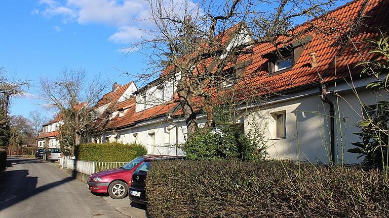 Häuser der Kriegersiedlung Galgenberg in der Straße Am Kugelfang. Die Gebäude wurden durch Anbauten erweitert.