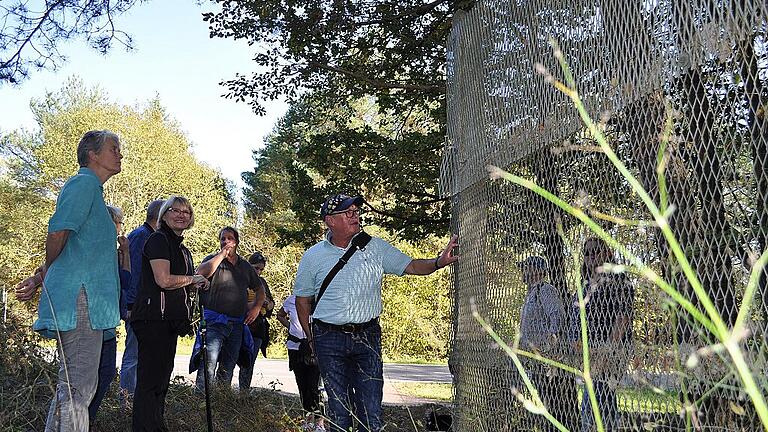 Geschichtsstunde und Wanderung zugleich: Bei der Führung an der ehemaligen DDR-Grenze zwischen Ermershausen und Schweickershausen mit Walter Herold (Mitte) machte die Gruppe auch am Rest des Grenzzaunes Station.