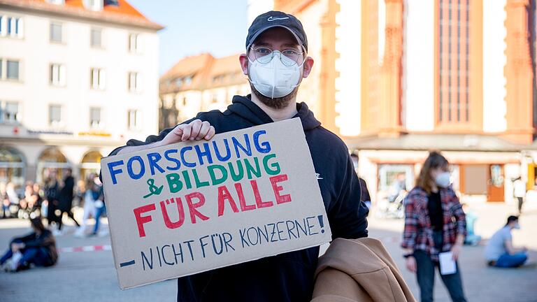 Kritik an der Ökonomisierung der Lehre: Etwa 70 Studierende nahmen am Sonntag bei einer Kundgebung auf dem Unteren Markt teil.