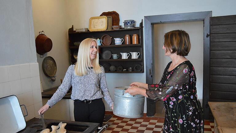 Die neu hergerichtete Schlossküche zeigen Museumsleiterin Josefine Glöckner (links) und Birgit Speckle, wissenschaftlicher Mitarbeiterin des Bezirks Unterfranken.  Foto: Archiv Isolde Krapf       -  Die neu hergerichtete Schlossküche zeigen Museumsleiterin Josefine Glöckner (links) und Birgit Speckle, wissenschaftlicher Mitarbeiterin des Bezirks Unterfranken.  Foto: Archiv Isolde Krapf