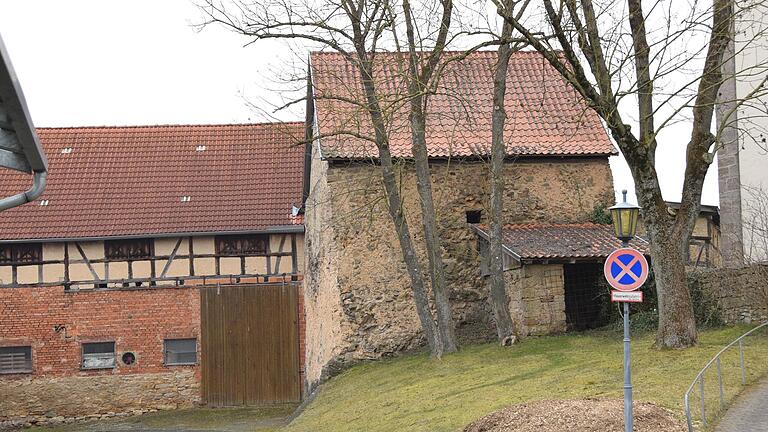 Die Gade in Mittelstreu soll notgesichert werden, damit die Erdarbeiten für die Dorferneuerung im Umfeld aufgenommen werden können.