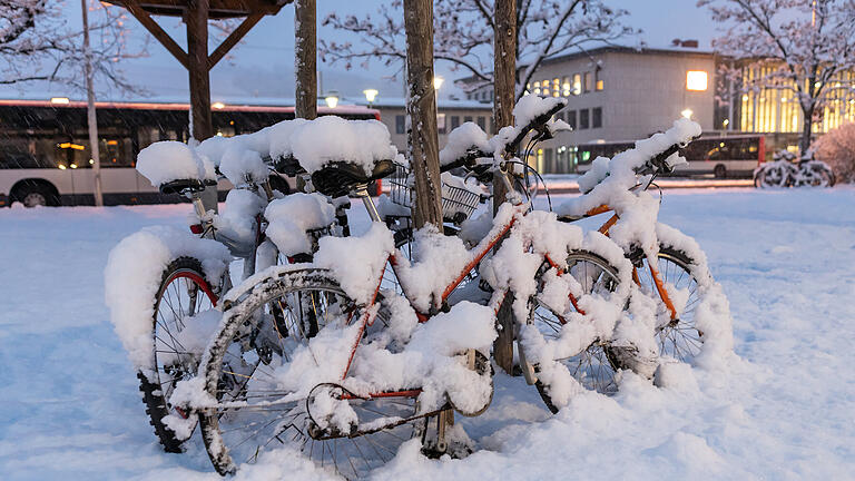 Schneefall in der Nacht zum 18.01.23 in Würzburg. Ansicht vom Würzburger Hauptbahnhof am frühen Morgen.