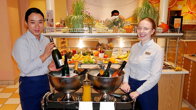 Evelyn Schill aus Bad Brückenau auf der Aida - Morgens dreht Evelyn Schill (rechts) zusammen mit ihrem Kollegen ihre Runden durch die Restaurants und bietet den Gästen Sekt und frisch gepressten Orangensaft an. Foto: Geiselhart Evelyn Schill aus Bad Brückenau auf der Aida - Morgens dreht Evelyn Schill (rechts) zusammen mit ihrem Kollegen ihre Runden durch die Restaurants und bietet den Gästen Sekt und frisch gepressten Orangensaft an. Foto: Geiselhart