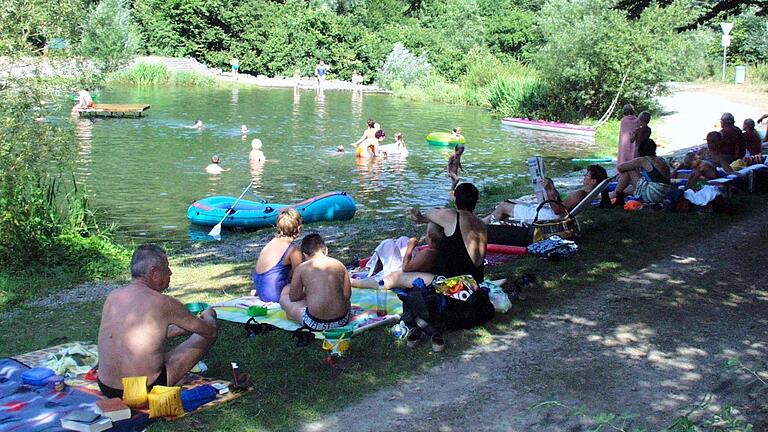 Beliebt bei Badegästen, aber eigentlich verboten: Immer wieder betont die Stadt Gemünden, dass im Sindersbachsee nicht gebadet werden darf. Beliebt bei Badegästen, aber eigentlich verboten: Immer wieder betont die Stadt Gemünden, dass im Sindersbachsee nicht gebadet werden darf.