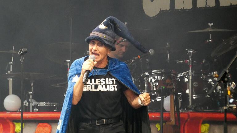 „1000 Jahre EAV - Alles ist erlaubt“ hieß es auf Schloss Eyrichshof beim Rösler Open Air, als die österreichische Band ihre Hits der letzten vier Jahrzehnte präsentierte.