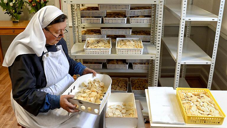 Im Karmel 'Regina Pacis' in Rödelmaier (Lkr. Rhön-Grabfeld) arbeitet Schwester Teresa Benedicta auch in der Hostienbäckerei. Im Karmel 'Regina Pacis' in Rödelmaier (Lkr. Rhön-Grabfeld) arbeitet Schwester Teresa Benedicta auch in der Hostienbäckerei.