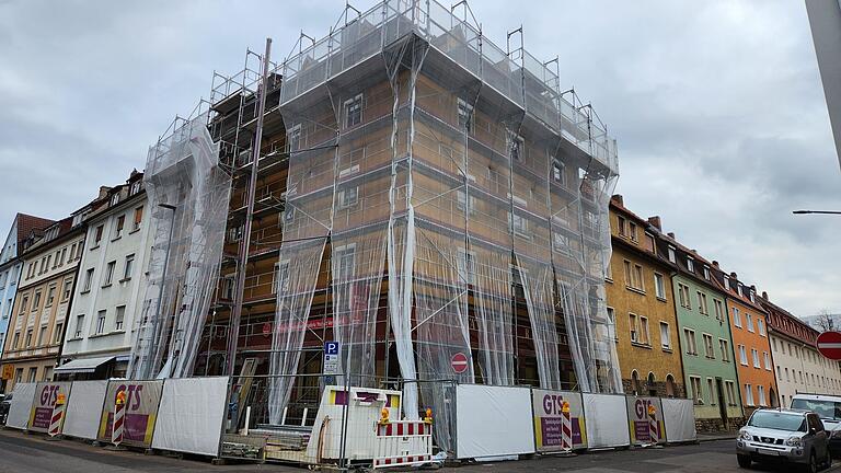 In der Ludwigstraße hat der Dachstuhl des Eckhauses gebrannt. Alle Bewohnerinnen und Bewohner mussten das Haus in Schweinfurt verlassen und brauchen neue Wohnungen.