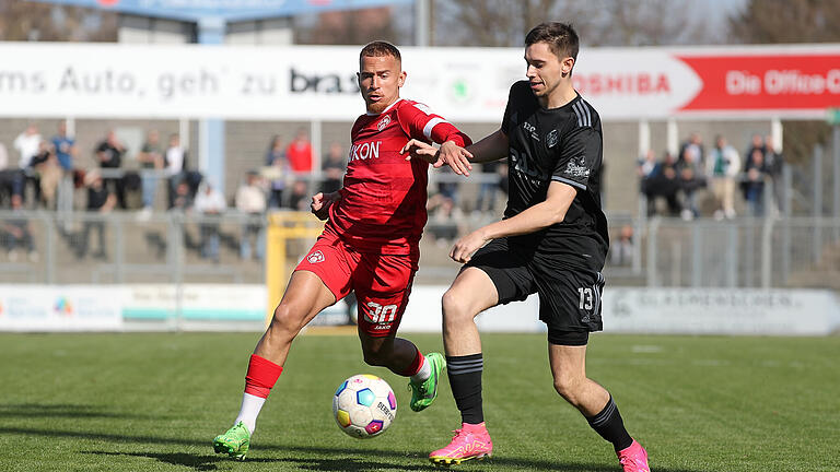 Fussball, Regionalliga Bayern, SV Viktoria Aschaffenburg - FC Würzburger Kickers       -  v.li.: Benyas Solomon Junge-Abiol (FC Würzburger Kickers), Veit Klement (SV Viktoria Aschaffenburg)