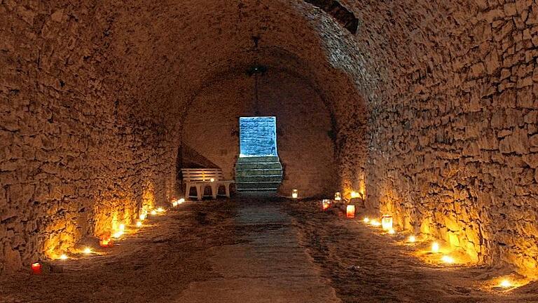 Die in ihren Ursprüngen aufs Mittelalter zurückgehenden Keller und Gänge waren zunächst Fluchtweg aus der Stadt, Luftschutzkeller im Krieg und später Wein- und Sektkeller.