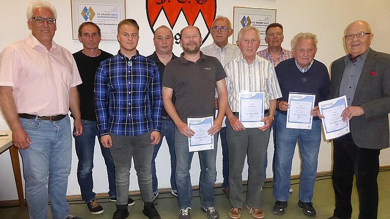 Die erste Amtshandlung des neuen Vorsitzenden des FC Gerolzhofen, Ansgar Willacker, war die Ehrung verdienter Vereinsmitglieder. Im Bild (von links): Ansgar Willacker, Kilian Kraus, Bastian Antretter (3. Vorsitzender), Peter Hauck, Frank Hillermeyer, Heinz Marx, Hans Richter, Kurt Lembke (2. Vorsitzender), Werner Seubert und Werner Iff.