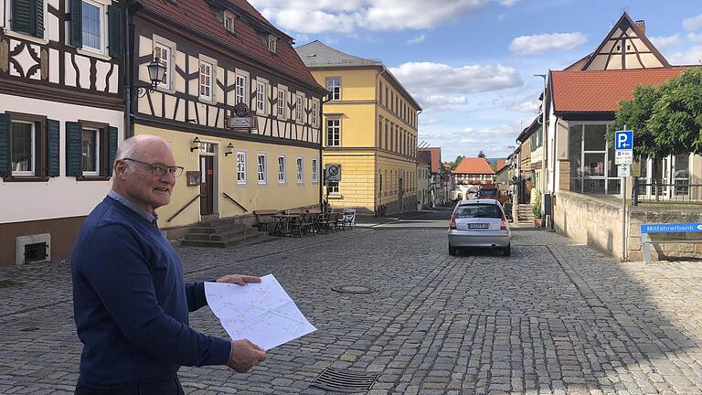 Der Hofheimer Bürgermeister Wolfgang Borst steht in der Landgerichtsstraße. Nach den Sanierungsmaßnahmen soll es hier wie in der Hauptstraße aussehen.&nbsp;