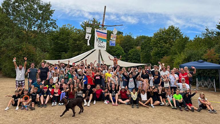 Die Katholische junge Gemeinde Gerolzhofen verbachte eine Woche mit mehr als 120 Kindern, Jugendlichen und Erwachsenen auf dem Jugendzeltplatz Neubrunn. Die Katholische junge Gemeinde Gerolzhofen verbachte eine Woche mit mehr als 120 Kindern, Jugendlichen und Erwachsenen auf dem Jugendzeltplatz Neubrunn.