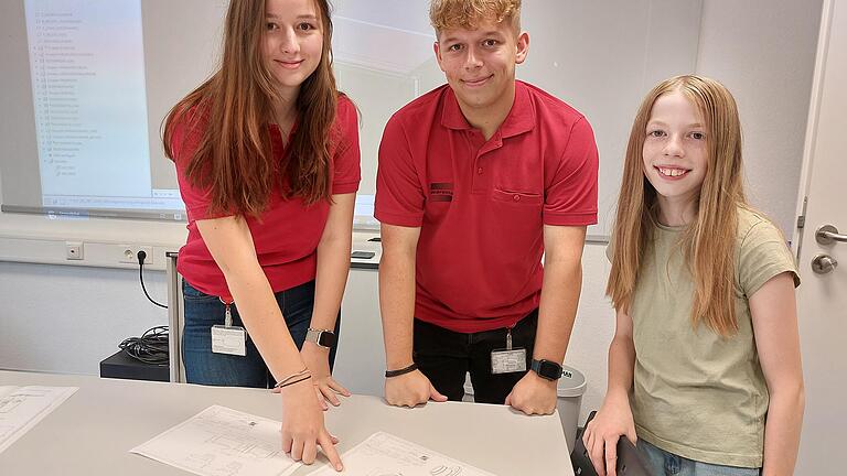 Bei 'Jobs mit Zukunft' stellten am Donnerstag Marktheidenfelder und Altfelder Unternehmen ihre Ausbildungsangebote vor. Antonia Quakernack (rechts) ließ sich bei Warema von den beiden Auszubildenden Christin Morgenroth und Pascal Greßer den Beruf des Technischen Produktdesigners erklären.