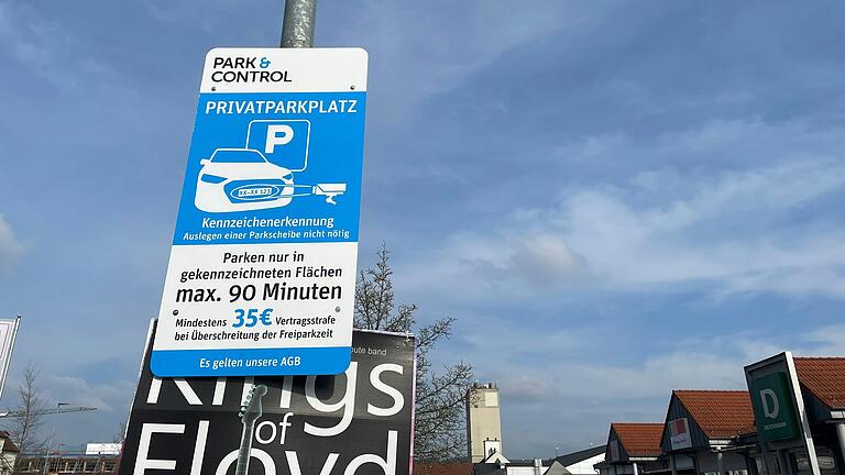 Auf dem Parkplatz vor Lidl, Kik, Deichmann und Co. in der Gemündener Straße gibt es jetzt eine neue Regelung. Die Parkscheibenpflicht wurde in diesem Zuge durch eine Kennzeichenerkennung ersetzt. Auf dem Parkplatz vor Lidl, Kik, Deichmann und Co. in der Gemündener Straße gibt es jetzt eine neue Regelung. Die Parkscheibenpflicht wurde in diesem Zuge durch eine Kennzeichenerkennung ersetzt.