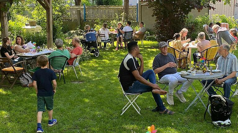Das Foto zeigt das Gartencafé im Kirchgarten.