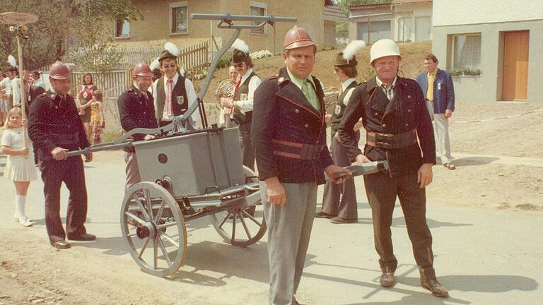 Beim Festzug zum 100-jährigen Bestehen der Abersfelder Wehr 1974 wurde die älteste Spritze mitgeführt.