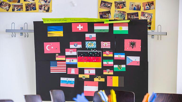Ein Wandbild in einem Klassenraum zeigt die vielen Herkunftsländer, aus denen die Schülerinnen und Schüler der Realschule stammen. Ein Wandbild in einem Klassenraum zeigt die vielen Herkunftsländer, aus denen die Schülerinnen und Schüler der Realschule stammen.