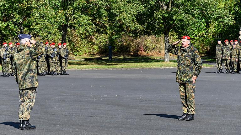 Der Kommandeur der mobilen Logistiktruppen Oberst Alexander Heinze (links) unterstellt die Bataillone des Logistikregiments 4 dem Kommando von Oberst Matthias Kampf (rechts).