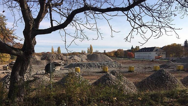 Blick auf das Areal der Landesgartenschau 2026 in der Ledward Kaserne. Die Schuttberge stammen von den früheren Hallen und Plätzen. Blick auf das Areal der Landesgartenschau 2026 in der Ledward Kaserne. Die Schuttberge stammen von den früheren Hallen und Plätzen. 