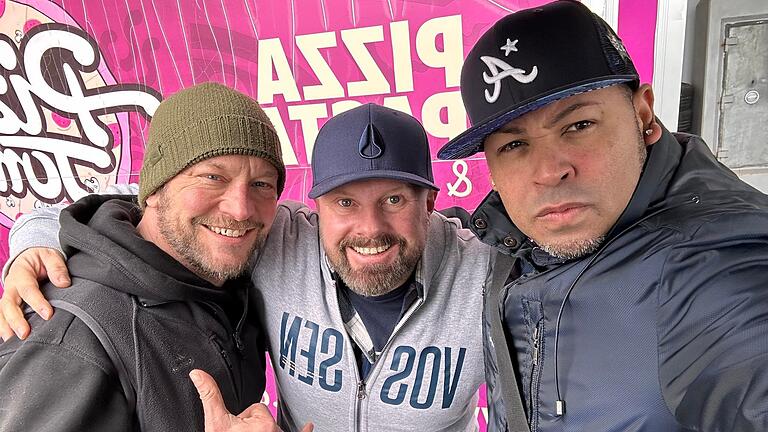 Zu Beginn des Tuning-Events am Sonntag war die Stimmung noch bestens. Die polizeilichen Maßnahmen hält Veranstalter Thomas Beringer (Bildmitte) für überzogen. Zu Beginn des Tuning-Events am Sonntag war die Stimmung noch bestens. Die polizeilichen Maßnahmen hält Veranstalter Thomas Beringer (Bildmitte) für überzogen.