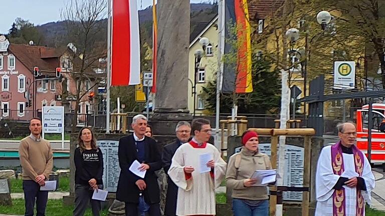 Am Georgdenkmal, das auch an die Opfer der Weltkriege erinnert, ging es um das  Thema Frieden.       -  Am Georgdenkmal, das auch an die Opfer der Weltkriege erinnert, ging es um das  Thema Frieden.