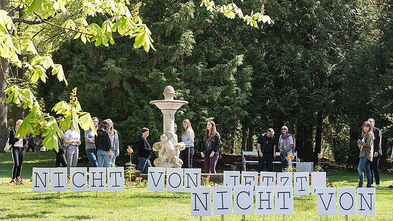 Am Eingang des Kunstparcours im Ringpark steht der Titel des Amichai-Romans, um den sich die Aktion „Würzburg liest ein Buch“ dreht. Am Eingang des Kunstparcours im Ringpark steht der Titel des Amichai-Romans, um den sich die Aktion „Würzburg liest ein Buch“ dreht.