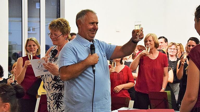 Prost! Kulturamtsleiter Peter Häring wurde am Mittwoch in den Ruhestand verabschiedet. Prost! Kulturamtsleiter Peter Häring wurde am Mittwoch in den Ruhestand verabschiedet.