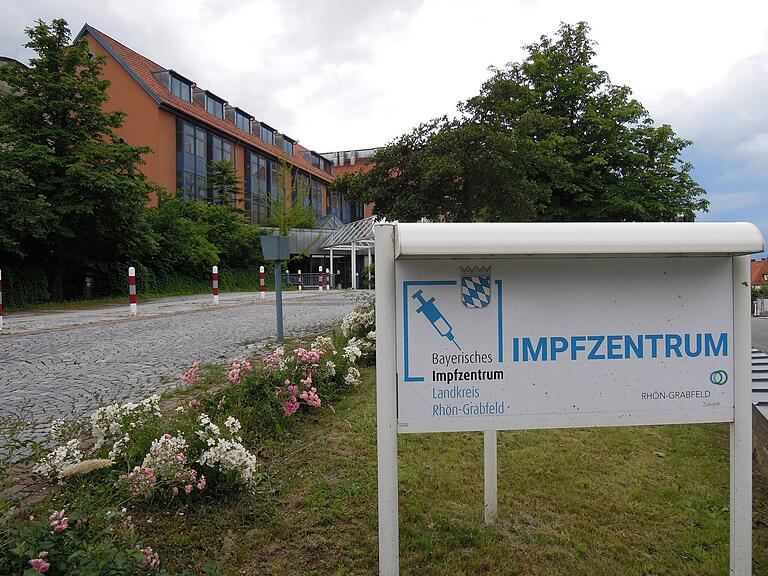 Noch ist nicht klar, was mit der ehemaligen Kreisklinik in Zukunft geschehen wird. So lange aber das Impfzentrum darin untergebracht ist, ändert sich zunächst mal gar nichts. Noch ist nicht klar, was mit der ehemaligen Kreisklinik in Zukunft geschehen wird. So lange aber das Impfzentrum darin untergebracht ist, ändert sich zunächst mal gar nichts.