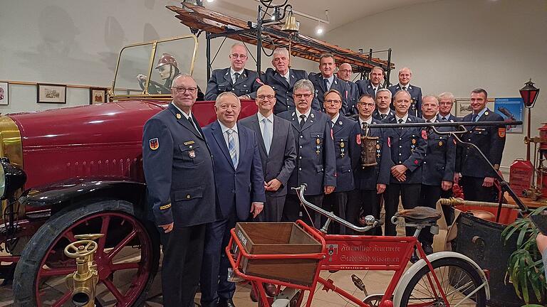 Seit 40 Jahren unermüdlich für die Feuerwehr aktiv, haben die Jubilare unzählige Stunden im Dienst der Sicherheit der Gemeinschaft geleistet und dabei zahlreiche Einsätze mit großem Engagement bewältigt.       -  Seit 40 Jahren unermüdlich für die Feuerwehr aktiv, haben die Jubilare unzählige Stunden im Dienst der Sicherheit der Gemeinschaft geleistet und dabei zahlreiche Einsätze mit großem Engagement bewältigt.