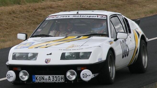 Eine Augenweide waren die historischen Vorausfahrzeuge wie hier der Renault Alpin A310, pilotiert von Lokalmatador Axel Reß und Clemens Englert aus Wülfershausen.