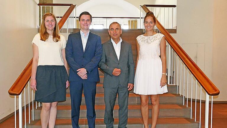 Freude über den Logistik-Förderpreis der Geis-Gruppe: (von links) Julia Hirschmann, André Ruthemeyer, Dr. Johannes Söllner (Geschäftsführer der Geis Holding) und Selina Metz. Freude über den Logistik-Förderpreis der Geis-Gruppe: (von links) Julia Hirschmann, André Ruthemeyer, Dr. Johannes Söllner (Geschäftsführer der Geis Holding) und Selina Metz.