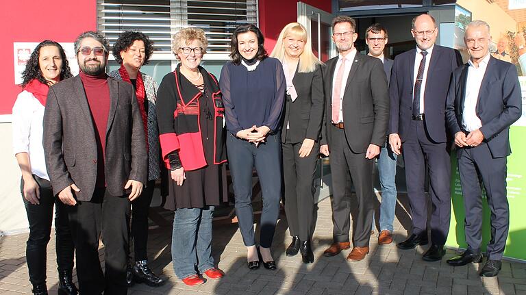Das Team der Caritas mit memoreBox-Erfinder Manouchehr Shamsrizi (Zweiter von links), Staatsministerin Dorothee Bär (Fünfte von links), Claudia Wöhler, Landesgeschäftsführerin der Barmer in Bayern (Fünfte von rechts), Vertretern von Stadt und Landkreis sowie Jens Brandis von RetroBrain (rechts). Das Team der Caritas mit memoreBox-Erfinder Manouchehr Shamsrizi (Zweiter von links), Staatsministerin Dorothee Bär (Fünfte von links), Claudia Wöhler, Landesgeschäftsführerin der Barmer in Bayern (Fünfte von rechts), Vertretern von Stadt und Landkreis sowie Jens Brandis von RetroBrain (rechts).