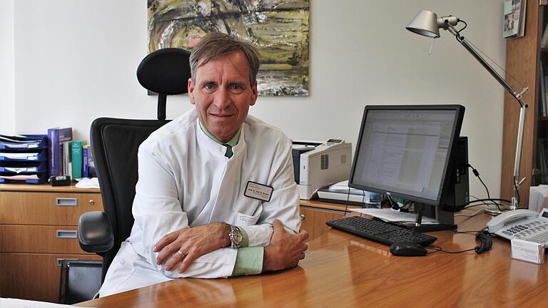 Stephan Kanzler ist Chefarzt der Medizinischen Klinik II und Facharzt für Innere Medizin, Gastroenterologie, Hämatologie und Onkologie am Leopoldina-Krankenhaus in Schweinfurt.