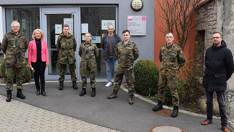 Landrätin Tamara Bischof und Dr. Jan Allmanritter (rechts), der Leiter des Gesundheitsamts, die Soldaten und Oberstleutnant d. Reserve Gerhard Danzig, dem Verbindungsmann zur Bundeswehr (links). Landrätin Tamara Bischof und Dr. Jan Allmanritter (rechts), der Leiter des Gesundheitsamts, die Soldaten und Oberstleutnant d. Reserve Gerhard Danzig, dem Verbindungsmann zur Bundeswehr (links).