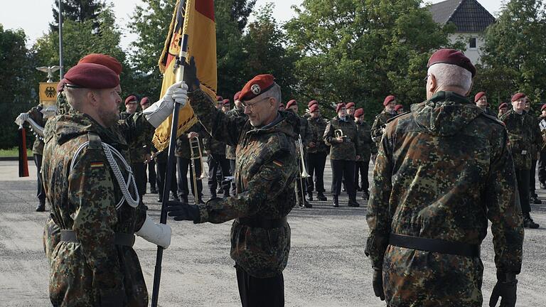 Oberst Ralf Broszinski (Miite) übernahm bei einem Übergabeappell am 23. September in der Rhön-Kaserne Wildflecken die Fahne des Gefechtssimulationszentrums. Rechts Brigadegeneral Heinz Feldmann. Foto: Steffen Standke       -  Oberst Ralf Broszinski (Miite) übernahm bei einem Übergabeappell am 23. September in der Rhön-Kaserne Wildflecken die Fahne des Gefechtssimulationszentrums. Rechts Brigadegeneral Heinz Feldmann. Foto: Steffen Standke