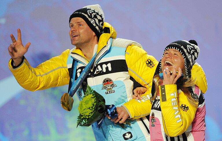 Biathletin Verena Bentele und Begleitläufer Thomas Friedrich feiern 2010 den Gewinn der Goldmedaille bei den Paralympics in Kanada. Biathletin Verena Bentele und Begleitläufer Thomas Friedrich feiern 2010 den Gewinn der Goldmedaille bei den Paralympics in Kanada.