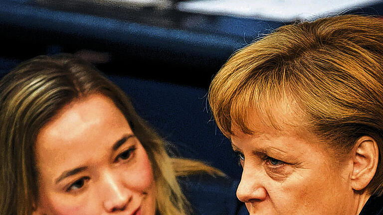 310 Ja-Stimmen: Familienministerin Kristina Schröder (links) gab sich bei der Abstimmung zum Betreuungsgeld an der Seite von Bundeskanzlerin Angela Merkel betont locker.
