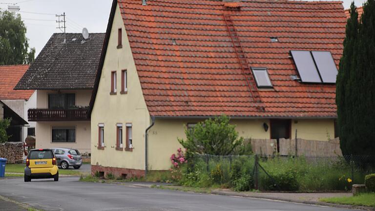 Das Nadelöhr der Michelriether Straße: Das Eck dieses Hauses verringert die Gehsteigbreite auf 45 Zentimeter - und beeinträchtigt auch die Planung der Sanierung.&nbsp;