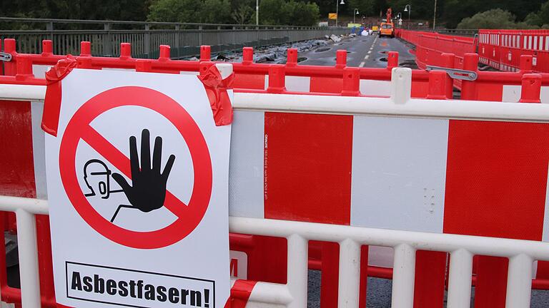 An der Alten Mainbrücke in Marktheidenfeld trägt eine Spezialfirma mit Asbest belastetes Material der Gehwege ab. An der Alten Mainbrücke in Marktheidenfeld trägt eine Spezialfirma mit Asbest belastetes Material der Gehwege ab.