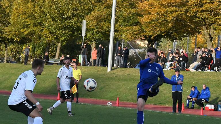 Punktgenaue Flanken auch von Tizian Fella waren gefordert beim 5:1-Erfolg des FC 06 Bad Kissingen über die SG Stadtlauringen/Ballingshausen. Foto: Hopf       -  Punktgenaue Flanken auch von Tizian Fella waren gefordert beim 5:1-Erfolg des FC 06 Bad Kissingen über die SG Stadtlauringen/Ballingshausen. Foto: Hopf