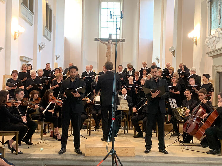 Dekanatskantor Martin Blaufelder, die Paul-Eber-Kantorei, Tenor Roberto Ortiz und Bassist Igor Tsarkov in der Evangelischen Stadtkirche Kitzingen. Dekanatskantor Martin Blaufelder, die Paul-Eber-Kantorei, Tenor Roberto Ortiz und Bassist Igor Tsarkov in der Evangelischen Stadtkirche Kitzingen.