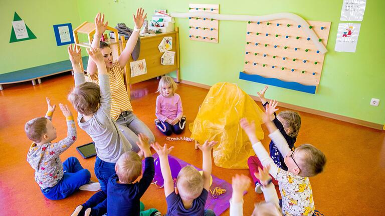 In den städtischen Kindertagesstätten in Marktheidenfeld ist ein Personalmangel zu spüren. Es ist schwierig offene Stellen zu besetzen. Doch gerade im sozialen Bereich ist es wichtig, dass ein ausreichender Betreuungsschlüssel eingehalten wird. Andernfalls müssen die Öffnungszeiten der Kitas reduziert werden. (Symbolbild)