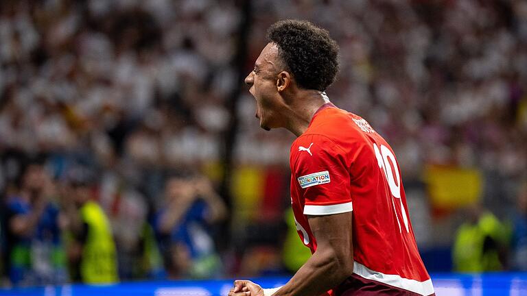 Dan Ndoye - Dan Ndoye schockte Deutschland und traf mit der ersten Schweizer Gelegenheit zur Führung. Dan Ndoye - Dan Ndoye schockte Deutschland und traf mit der ersten Schweizer Gelegenheit zur Führung.