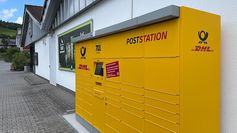 In Erlenbach auf dem Parkplatz des Aldi-Marktes steht jetzt eine Poststation, an der Pakete empfangen und versendet, Briefe eingeworfen sowie die meisten Produkte und Dienstleistungen zum Post- und Paketversand genutzt werden können.