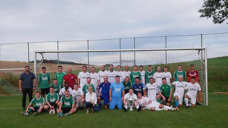 Die beiden Finalmannschaften SC Hesselbach und TSV Thundorf (im weißen Trikot)       -  Die beiden Finalmannschaften SC Hesselbach und TSV Thundorf (im weißen Trikot)